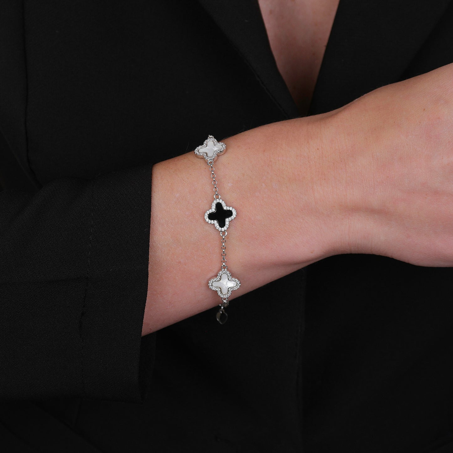 Pulseira Prateada de Trevos Pretos e Brancos Cravejados de Zircônia
