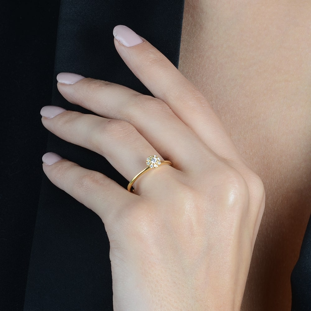 Anel Dourado com 9 Pedras de Zircônias