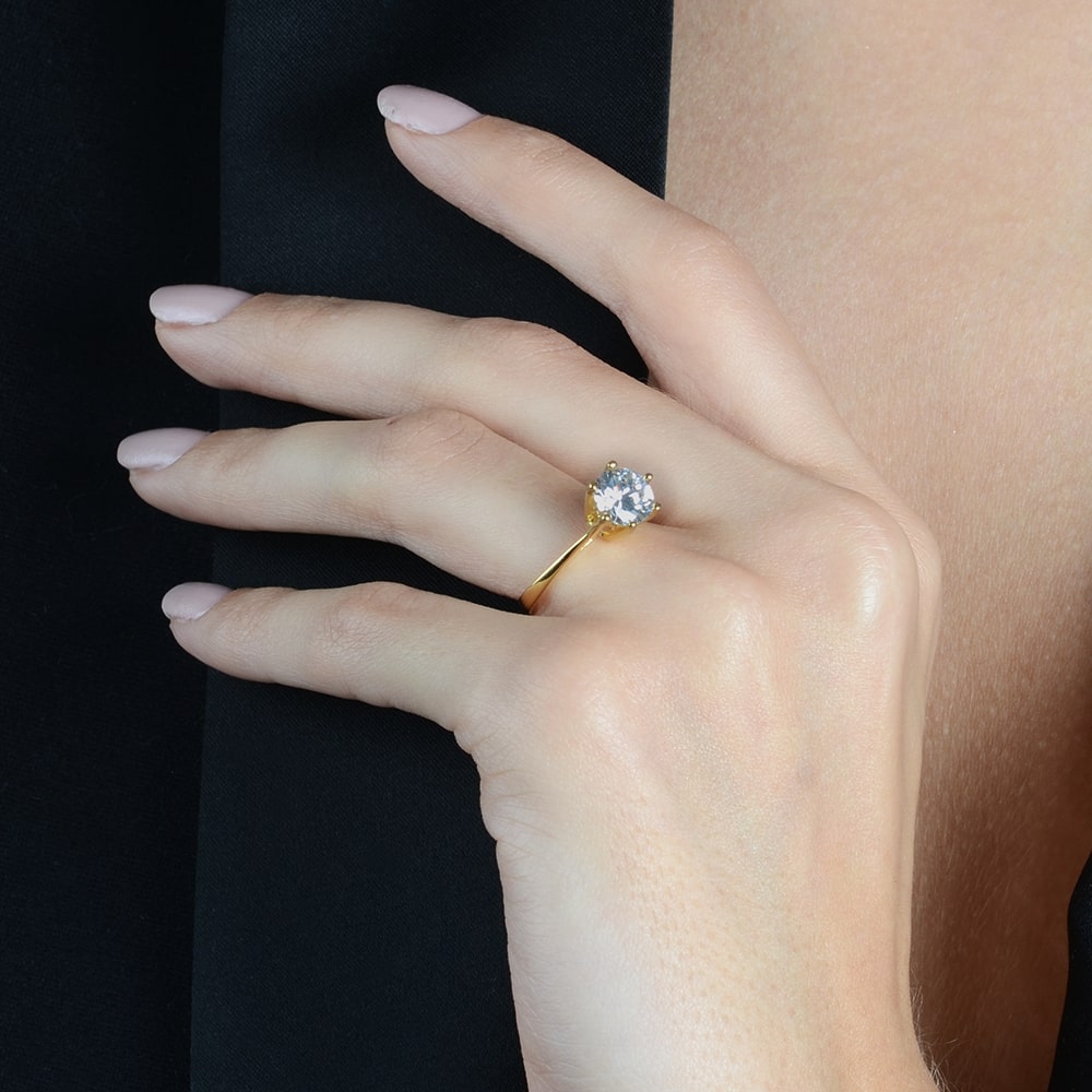 Anel Dourado com Pedra Zircônia