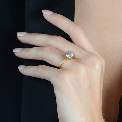 Anel Dourado com Pedra Zircônia