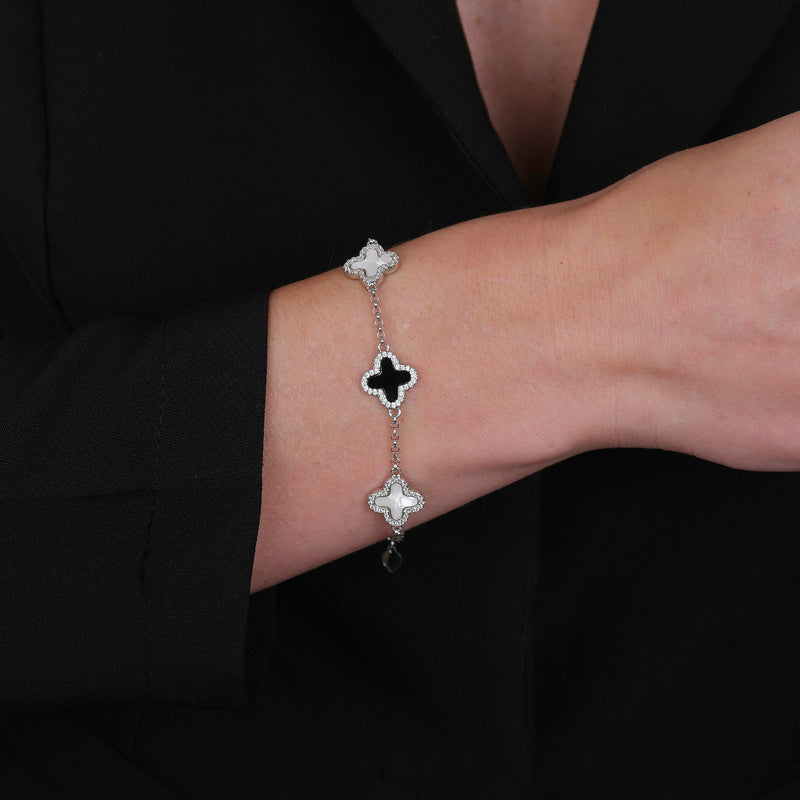 Pulseira Prateada de Trevos Pretos e Brancos Cravejados de Zircônia